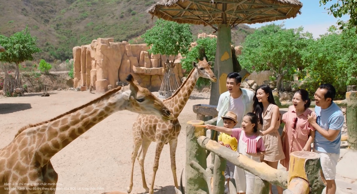 Công viên vui chơi giải trí gia đình VinWonders Royal Park với Safari